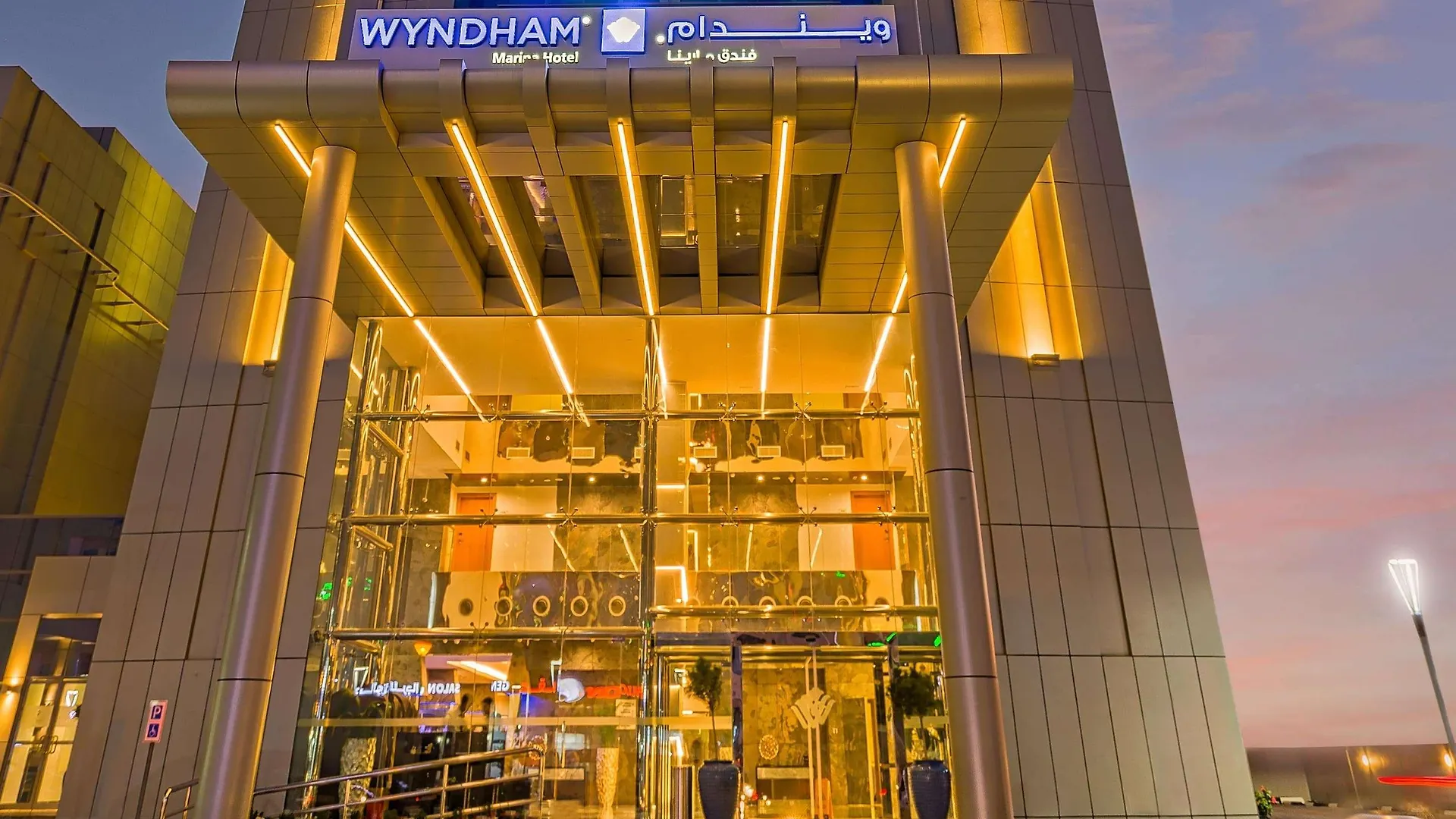 The First Collection Dubai Marina Otel