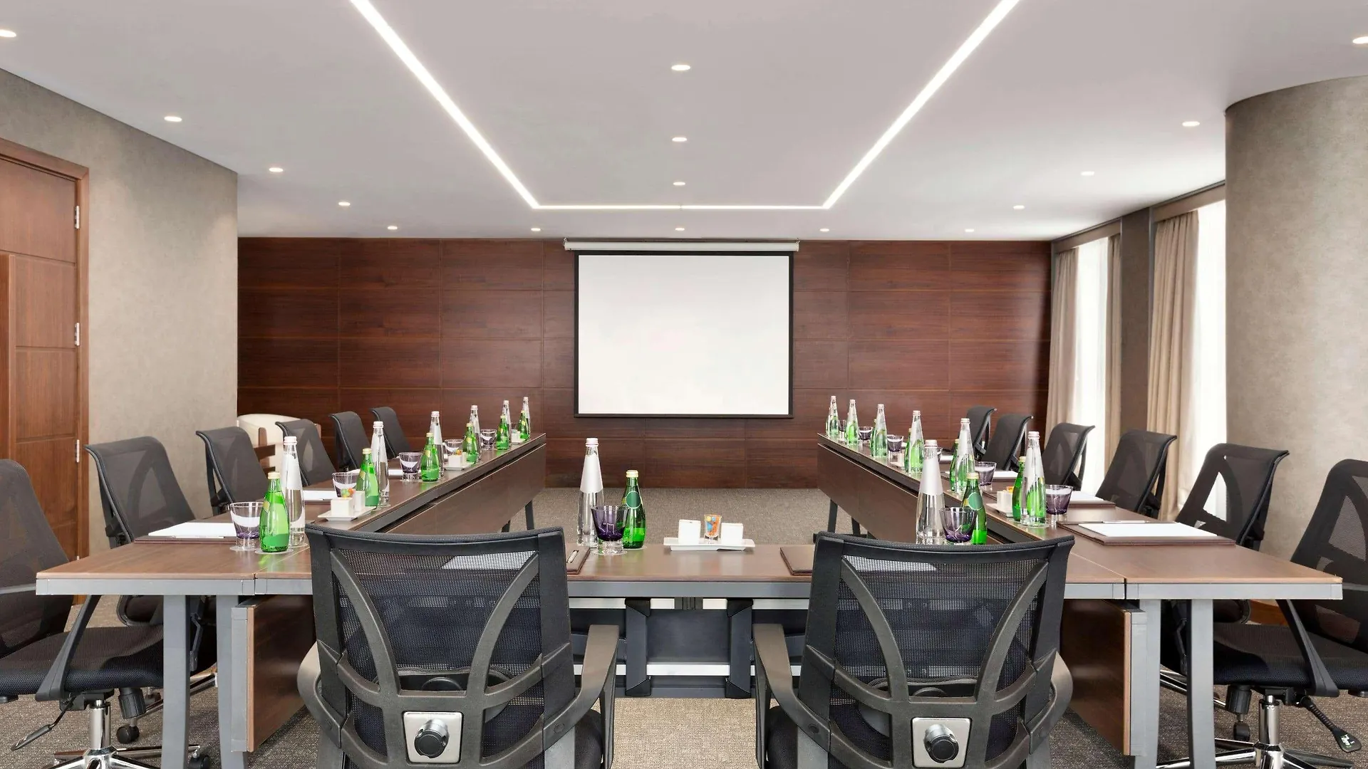 The First Collection Dubai Marina Otel