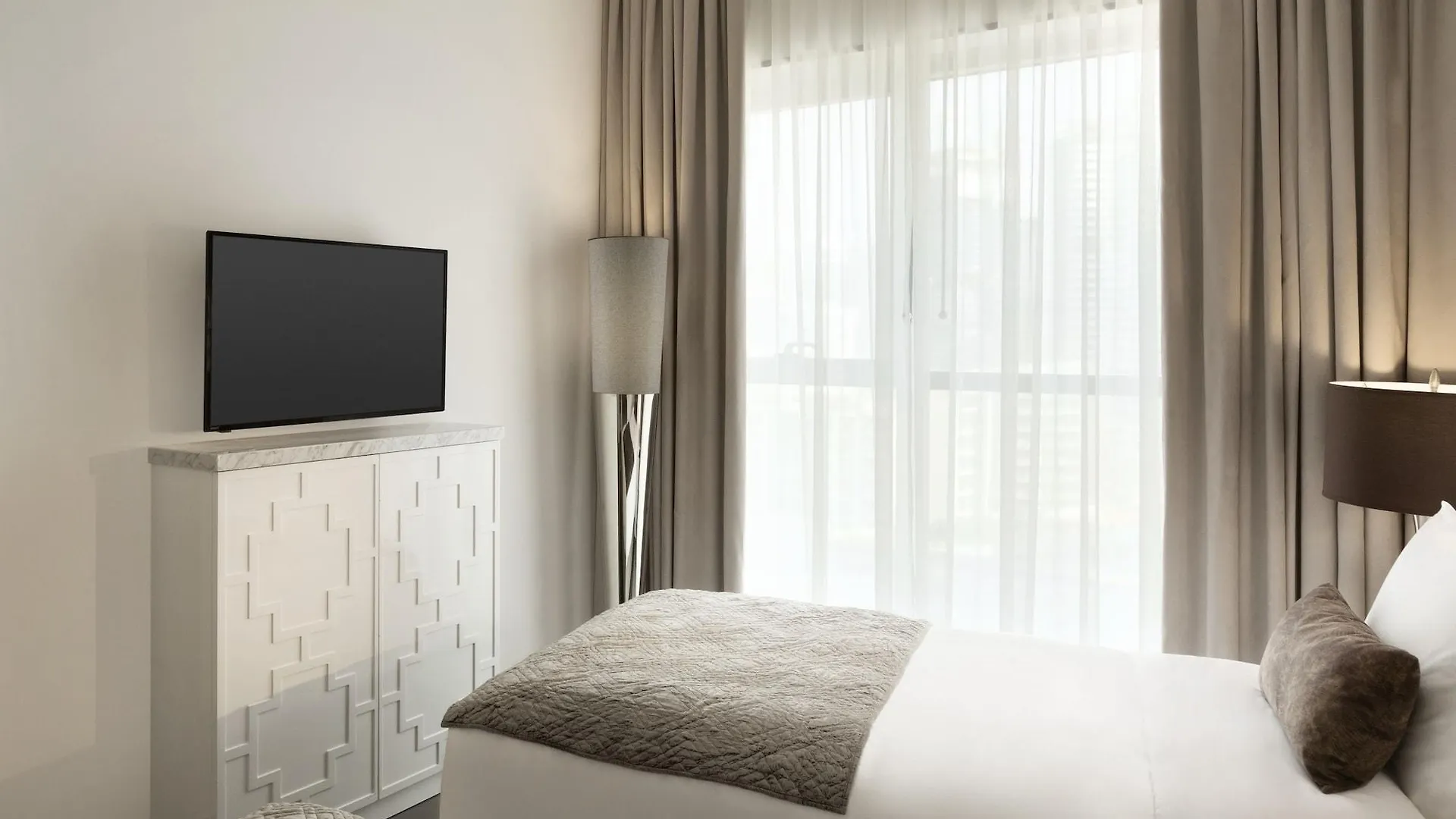 The First Collection Dubai Marina Otel